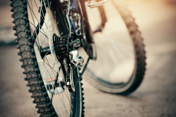 运动自行车的后轮与速度。图片下载