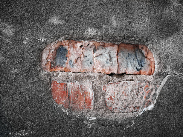 损坏的垃圾使砖墙开裂图片下载