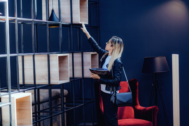 室内设计师在家居设计展厅检查设计元素图片下载