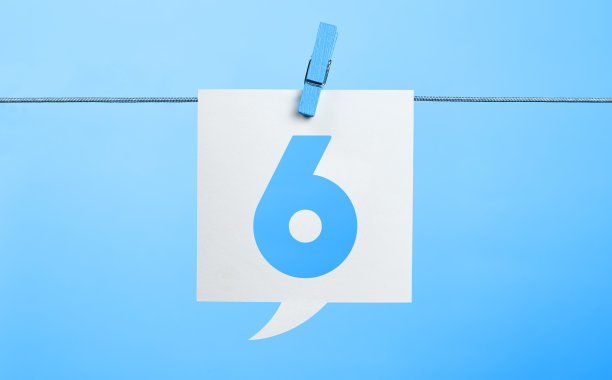 白色数字6聊天气泡挂在蓝色背景图片下载