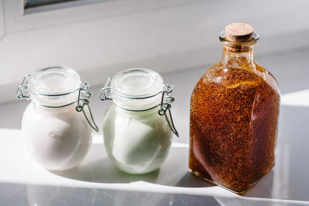 一套天然的身体护理化妆品:霜、瓶香波、护发素、沐浴露、磨砂膏、隔离乳液。美容治疗。放置文字和广告。侧视图。阳光。美容、spa。图片下载