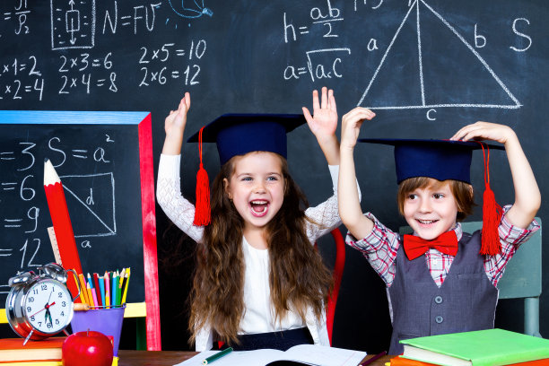 小学教室里的男女学生图片下载