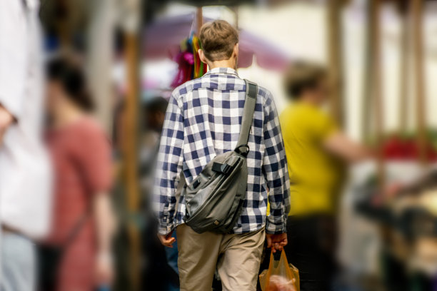 年轻人穿过城市市场的人群图片下载