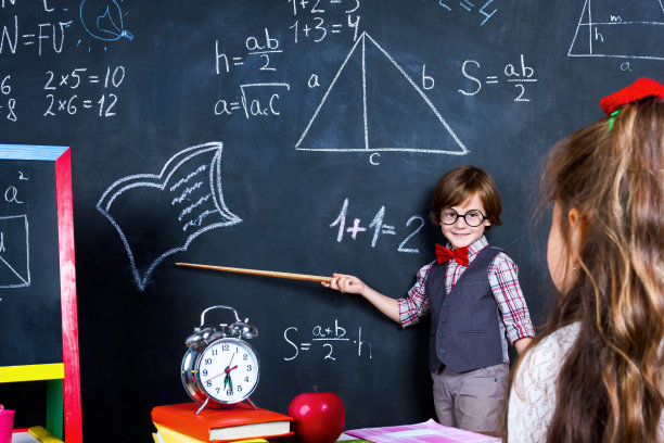 小学教室里的男女学生图片下载