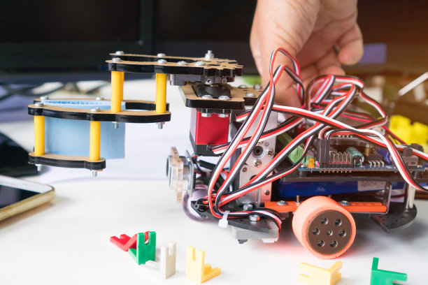 学生在学校实验室通过电子板和建筑设备进行汽车机器人编码学习。STEM教育的概念涉及数学、工程、科学、技术等方面的研究图片下载