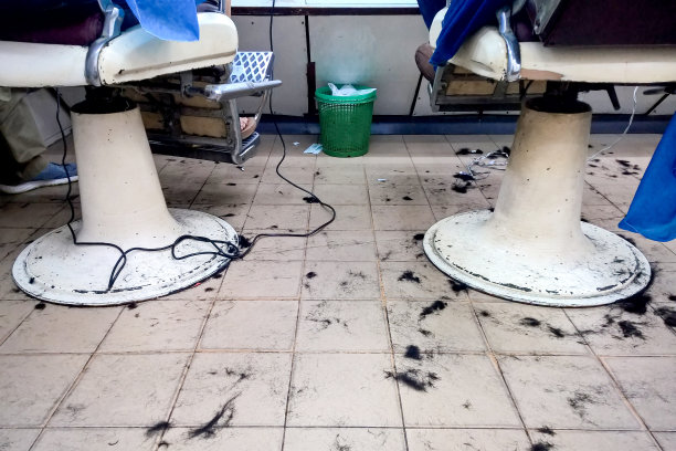 理发店地板上的发际线碎片图片下载