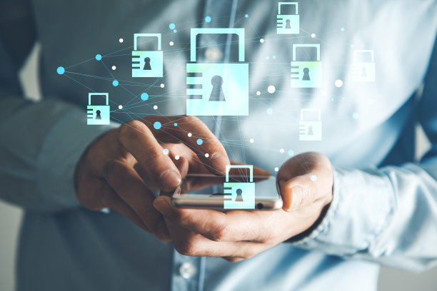 男人手持电话与锁图片下载