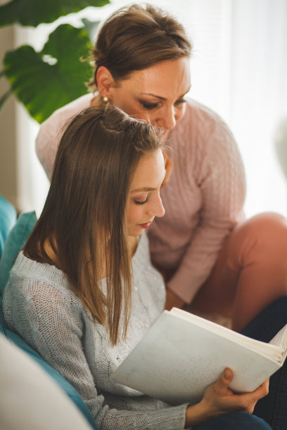 看着旧照片的甜蜜时刻图片下载