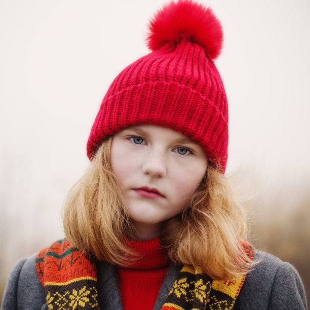 秋日田野里的金发少女图片下载