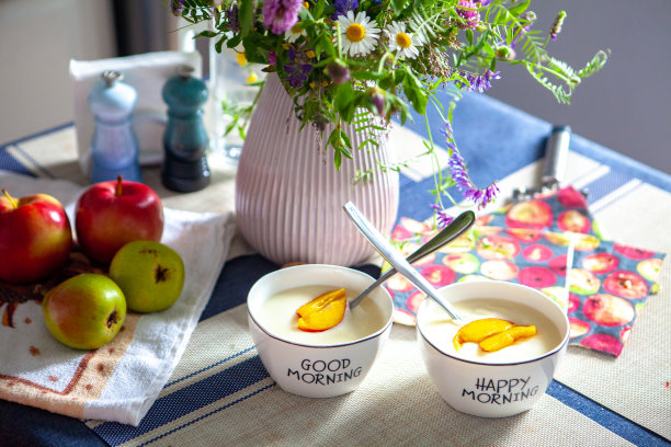 早上好，厨房里有粥和花图片下载