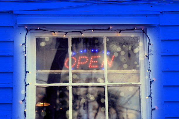 霓虹灯开着的小商店橱窗图片下载