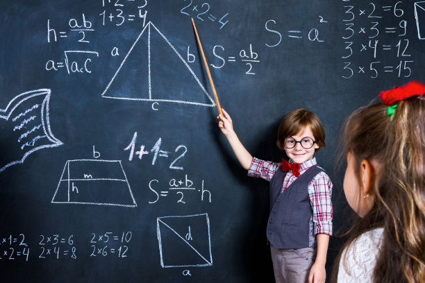 小学教室里的男女学生图片下载