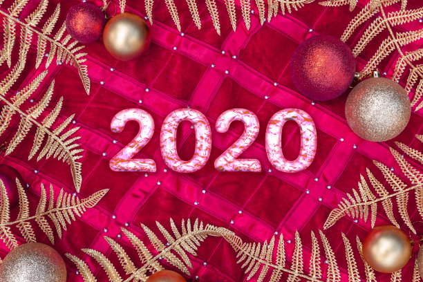 圣诞构图-粉色白色大理石数字2020，金色装饰，闪亮的树叶树枝蕨在红色的背景。恭贺新禧!图片下载