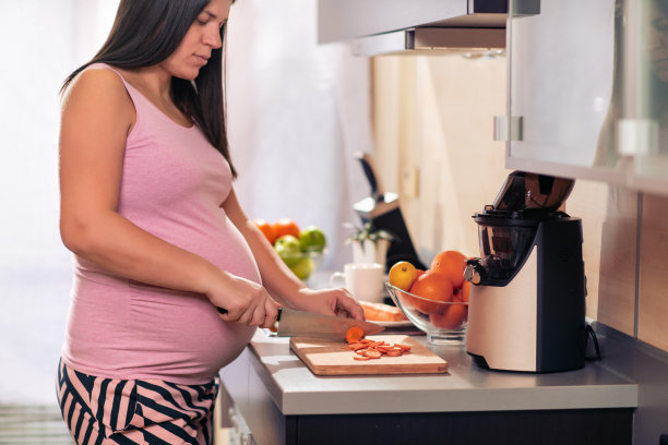 孕妇在厨房图片下载
