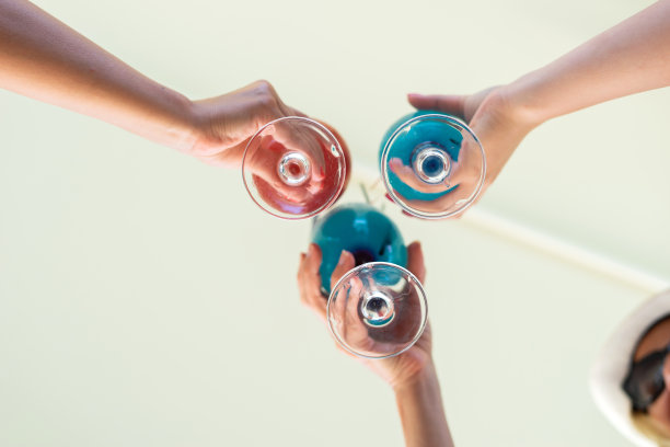 三名女性朋友在户外举行鸡尾酒敬酒庆祝暑假假期图片下载