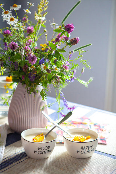 早上好，厨房里有粥和花图片下载