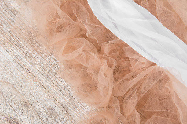 轻量级织物网状花边纹理木桌。这种织物的纹理褶皱得很漂亮图片下载