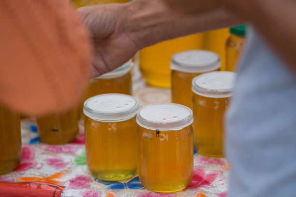 市场上银行里的蜂蜜图片下载