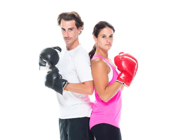 男人背对着女人戴着拳击手套图片下载