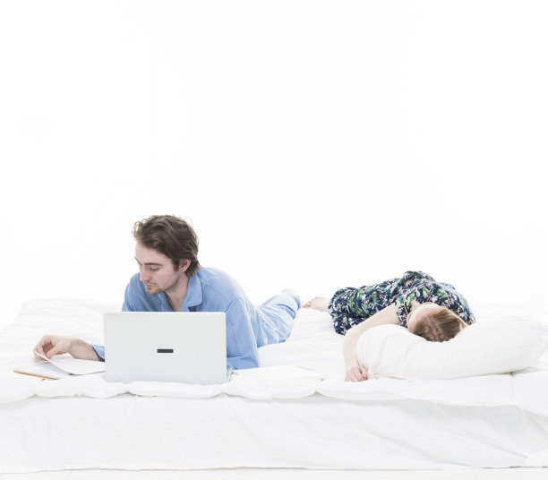 丈夫工作到很晚，妻子却在睡觉图片下载