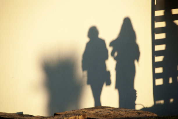 墙上的人的影子图片下载