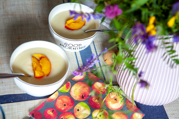 早上好，厨房里有粥和花图片下载