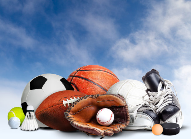 运动设备的所有季节与天空云的背景图片下载