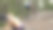 看过去的女人拍摄山地车攀登陡峭的岩石板图片下载