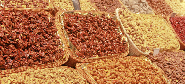 南巴扎是天然产物。一个柜台有坚果:核桃，榛子，糖坚果，腰果，糖花生。图片下载