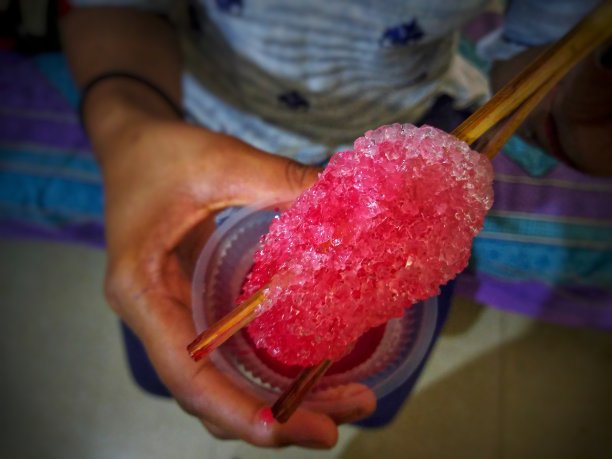 著名的印度冰淇淋，在印度被称为chuski或Baraf ka Gola或冰糖图片下载