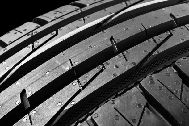 工作室拍摄的一套夏季汽车轮胎上的黑色背景。轮胎堆栈的背景。汽车轮胎保护关闭。黑色的橡胶轮胎。全新的汽车轮胎。接近黑色轮胎轮廓。汽车轮胎排成一排。黑色和白色图片下载