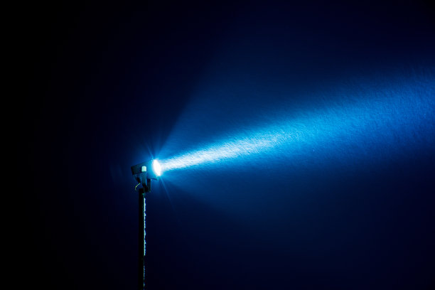 聚光灯在夜空中图片下载