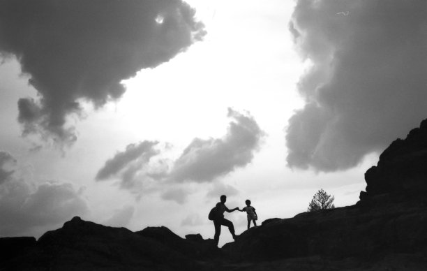 母亲和女儿在山上图片下载