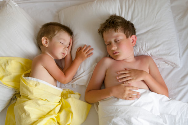 两兄弟睡觉。图片下载