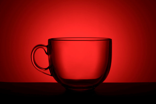 空杯子在红色的光图片下载