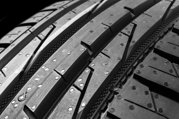 工作室拍摄的一套夏季汽车轮胎上的黑色背景。轮胎堆栈的背景。汽车轮胎保护关闭。黑色的橡胶轮胎。全新的汽车轮胎。接近黑色轮胎轮廓。汽车轮胎排成一排。黑色和白色图片下载