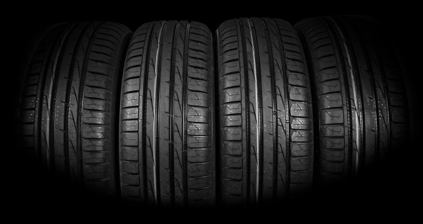 工作室拍摄的一套夏季汽车轮胎上的黑色背景。轮胎堆栈的背景。汽车轮胎保护关闭。黑色的橡胶轮胎。全新的汽车轮胎。接近黑色轮胎轮廓。汽车轮胎排成一排图片下载