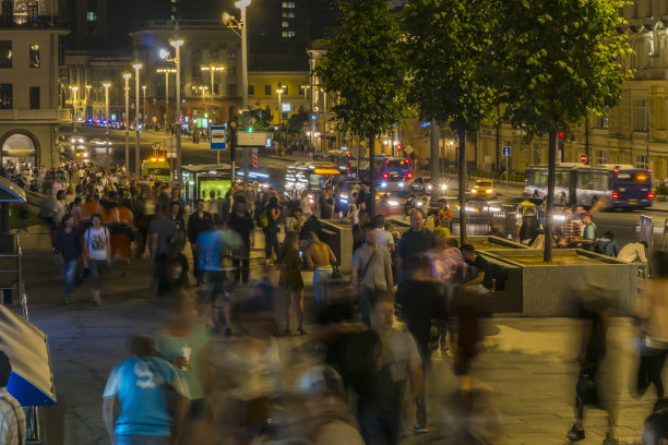 周六晚上，足球迷和观众在比赛结束后在街上玩得很开心图片下载