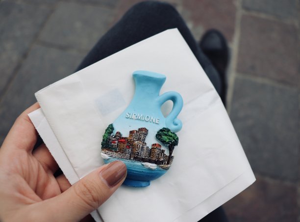 Sirmione，意大利-陶瓷形状的蓝色磁铁纪念品图片下载