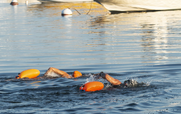 两艘正驶过泊着的船图片下载