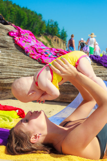 小婴儿在妈妈和父母的手中。夏天。图片下载