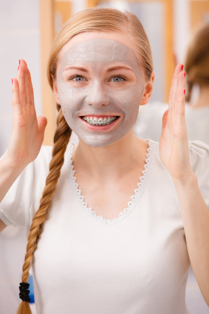 脸上敷着泥面膜的女人图片下载