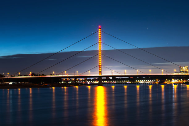 横跨莱茵河的桥和Düsseldorf -斯托克弗托的天际线图片下载