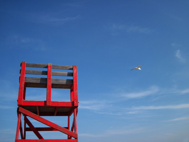 海滩红色救生员链图片下载