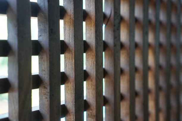 漂亮的棕色木网。莱迪思在街上。库存照片背景设计图片下载