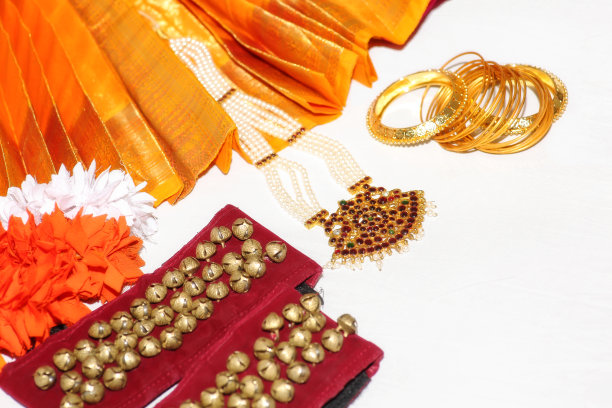印度古典舞蹈Bharatanatyam服装配件在白色的背景图片下载