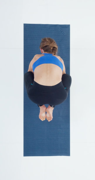 美丽的女人在做瑜伽姿势的运动垫图片下载