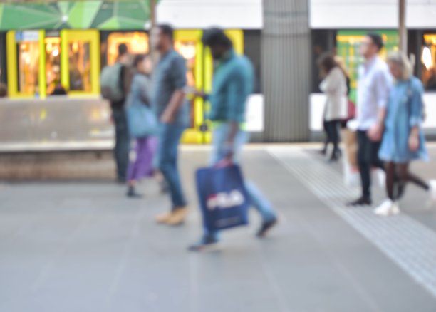 移动人们使用智能手机。图片下载