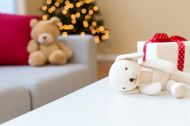 桌子上放着圣诞礼物盒图片下载