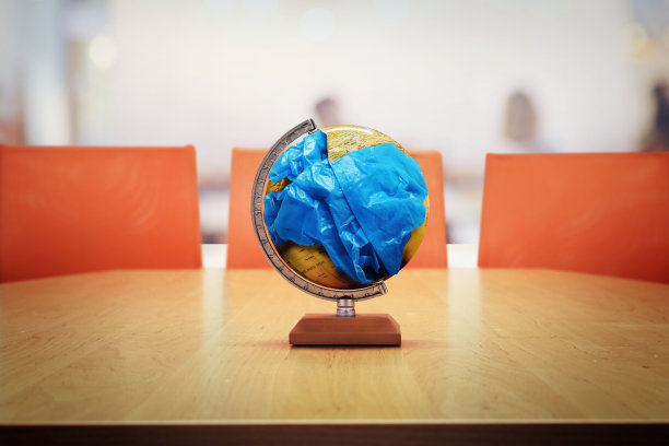 塑料世界在会议桌上，停止使用塑料袋运动的概念图片下载